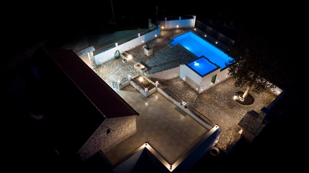 Dvori Stipanovi With Heated Pool And Jacuzzi Villa Donje Rascane Bagian luar foto